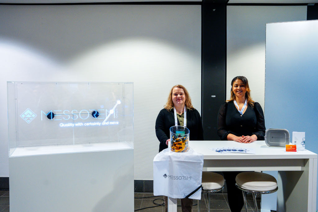 Exhibitor team at a binding.energy booth