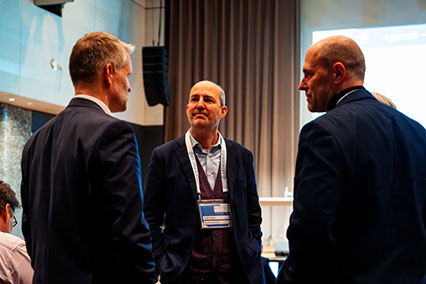 Nuclear expert Guido Houben from Transmutex in professional exchange with two other industry leaders during the binding.energy conference